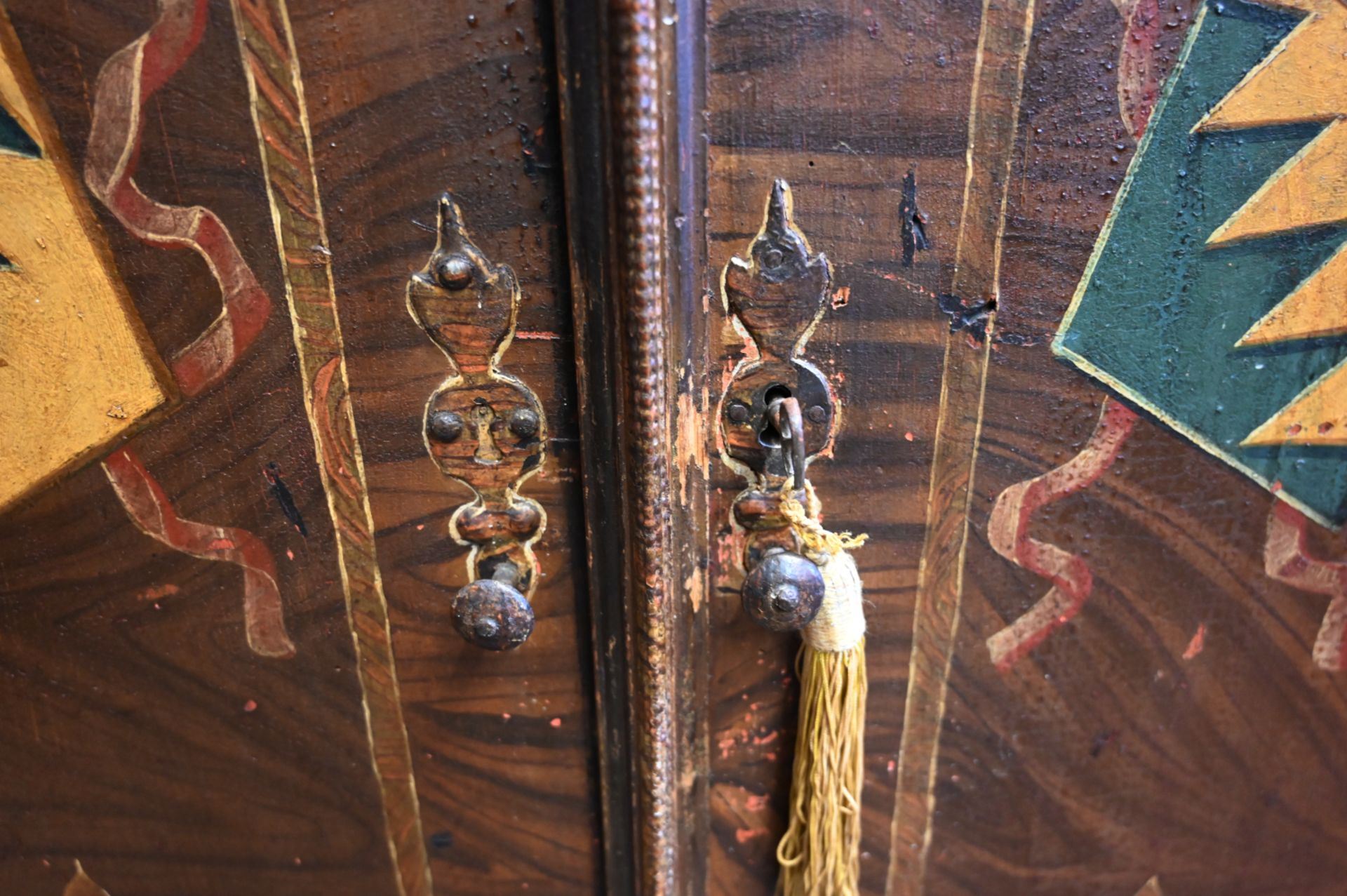 1 Fränkischer Wappenschrank wohl 18. Jh. Holz mit aufgemalter Intarsierung/Bierlasur - Bild 2 aus 4