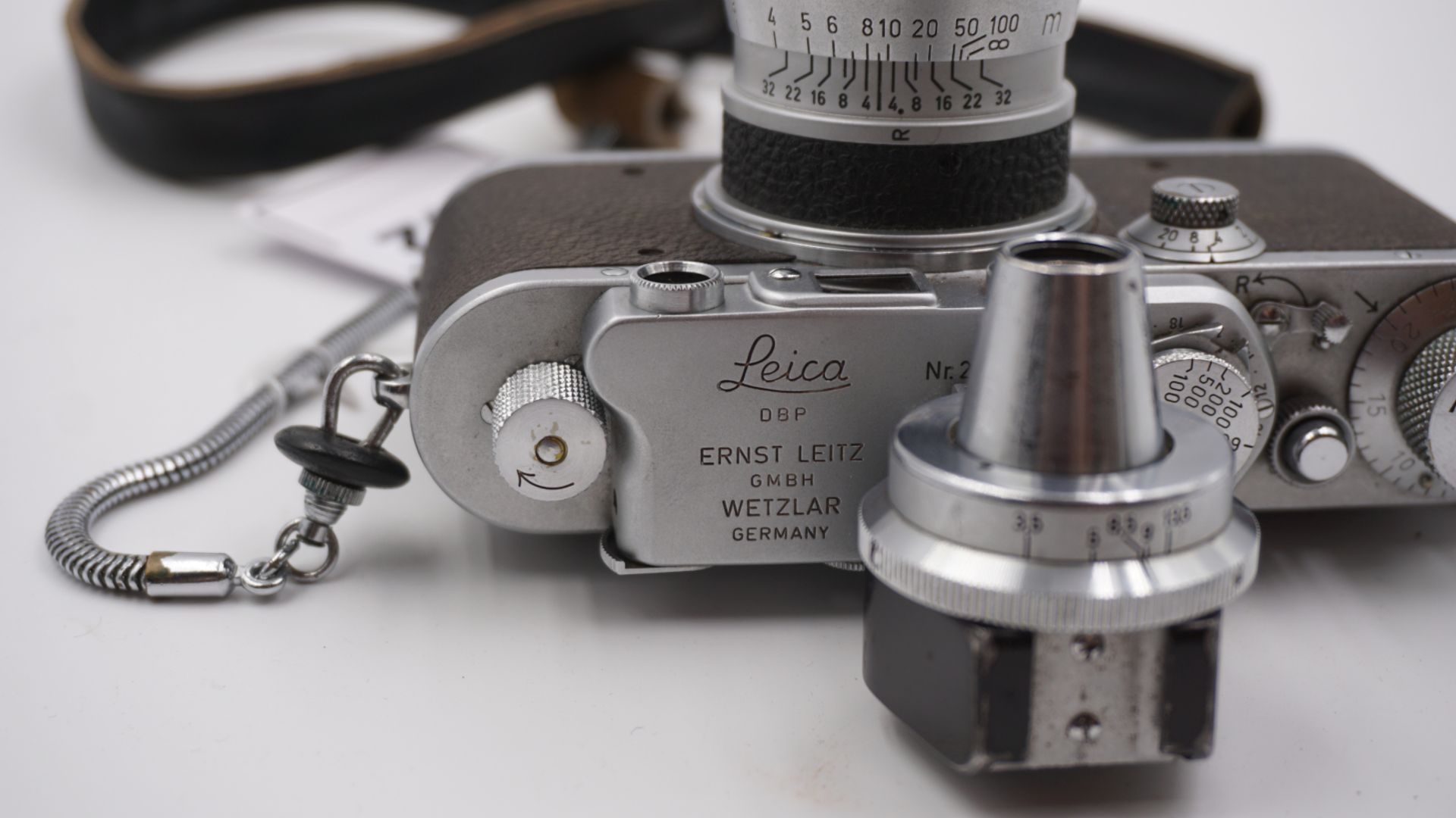 1 Fotoapparat LEICA "IIIa" wohl um 1938, num. "295977"/bez. "Ernst LEITZ GmbH, Wetzlar" - Bild 3 aus 4