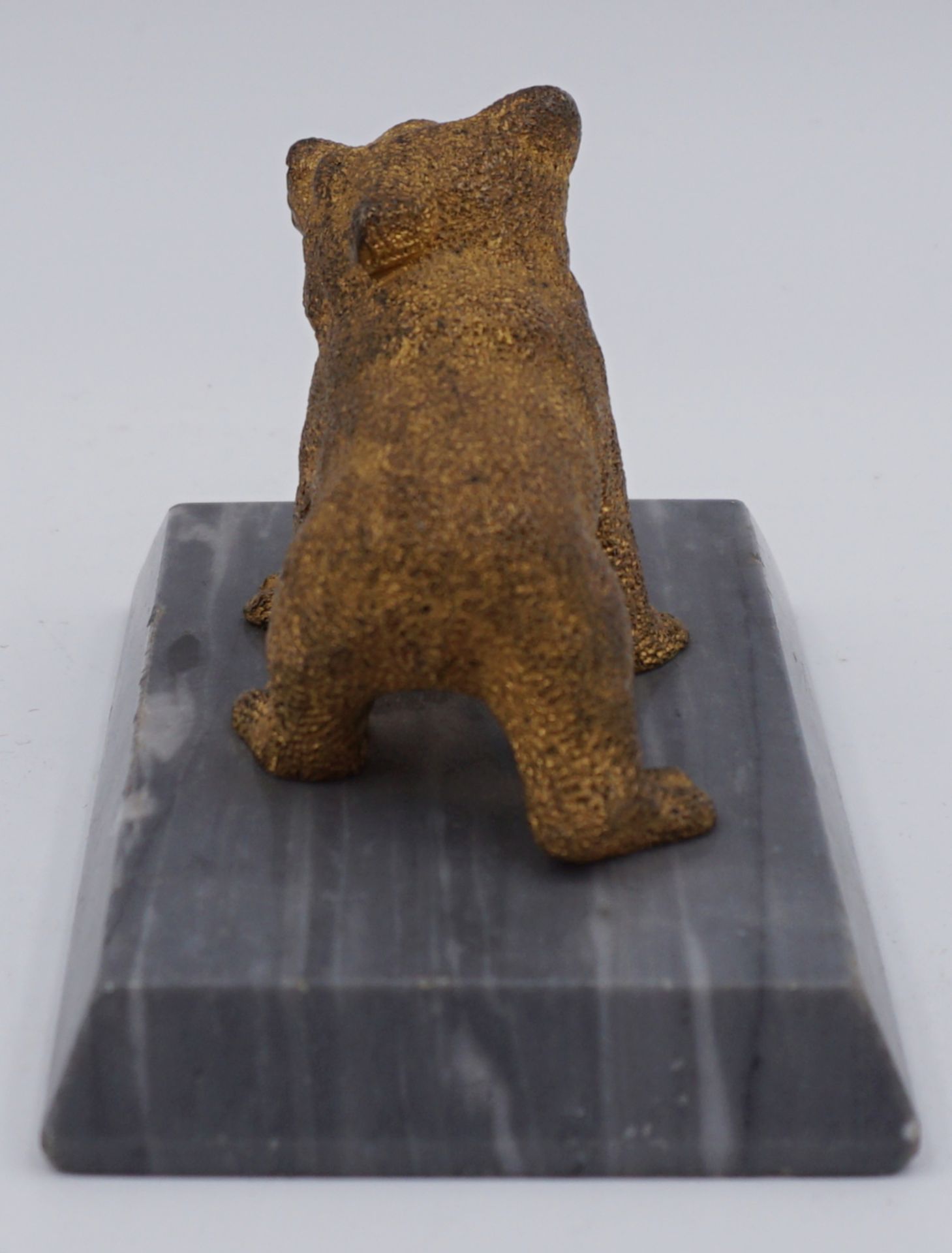 1 Bronzefigur feuervergoldet "Braunbär" lt. EL Russland, auf Steinsockel, H ca. 6cm, min. ber., Asp. - Image 2 of 4