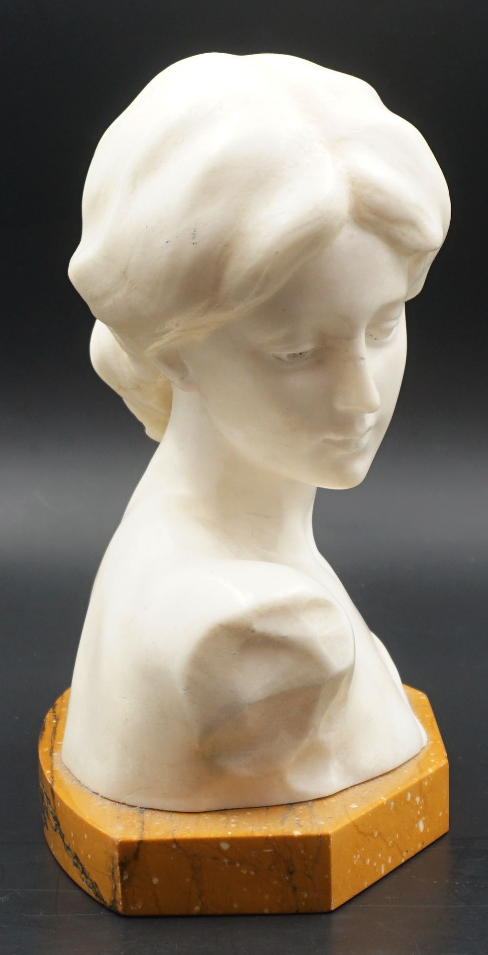 1 Büste wohl Alabaster "Dame mit sinnierendem Blick" auf Steinsockel, H ca. 20cm, ber., Asp. - Image 4 of 4
