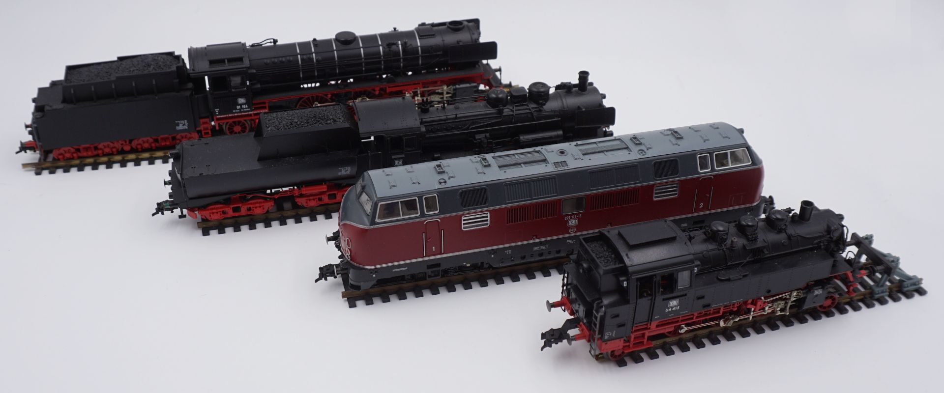 4 Spielzeuglokomotiven FLEISCHMANN versch. Modelle, min. Schienen, je Asp.