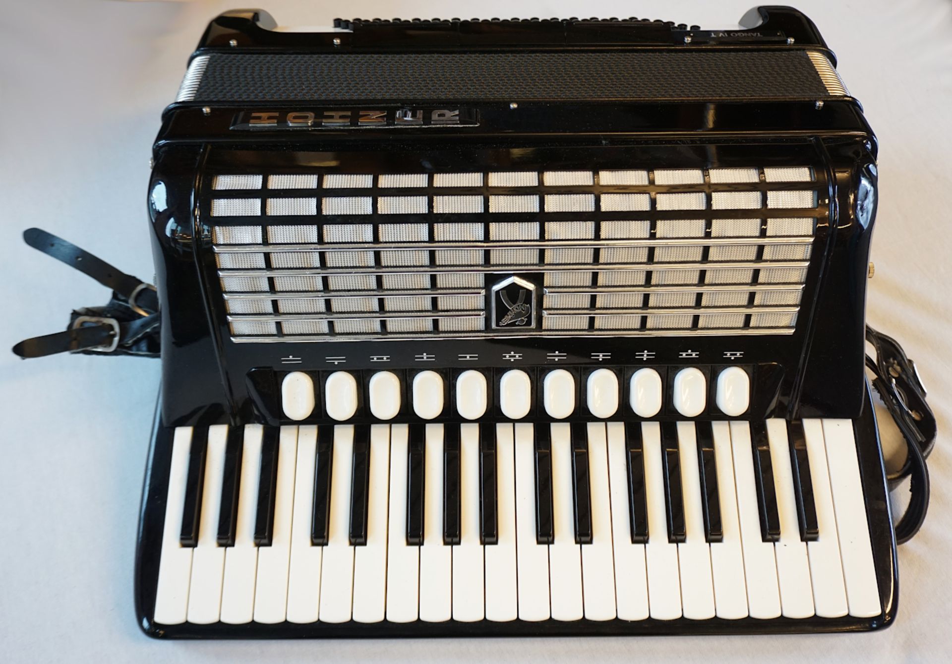 1 Akkordeon HOHNER "Tango 1V T", im Kasten ca. 27x47x53cm, Asp.