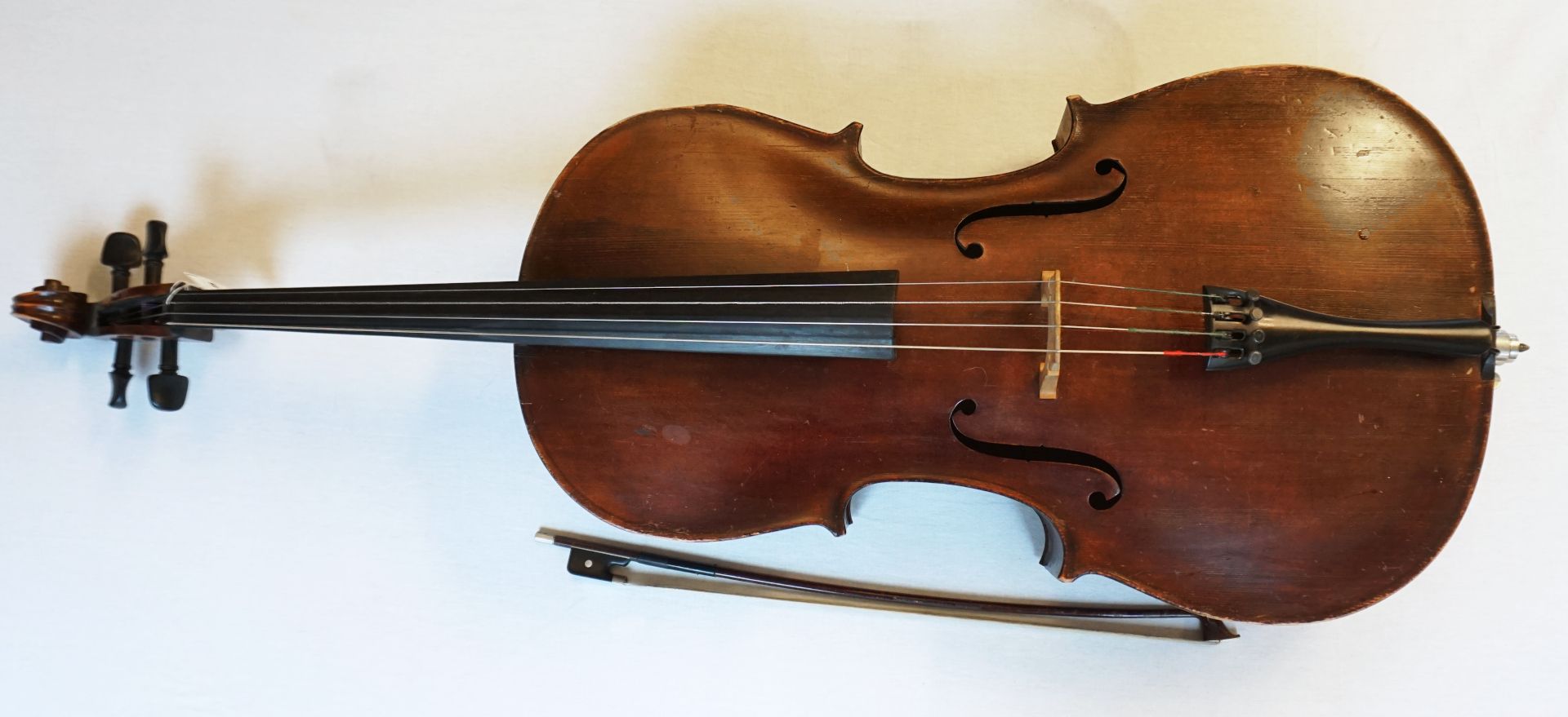 1 Cello ca. L 130cm, mit Bogen starke Asp./ber.