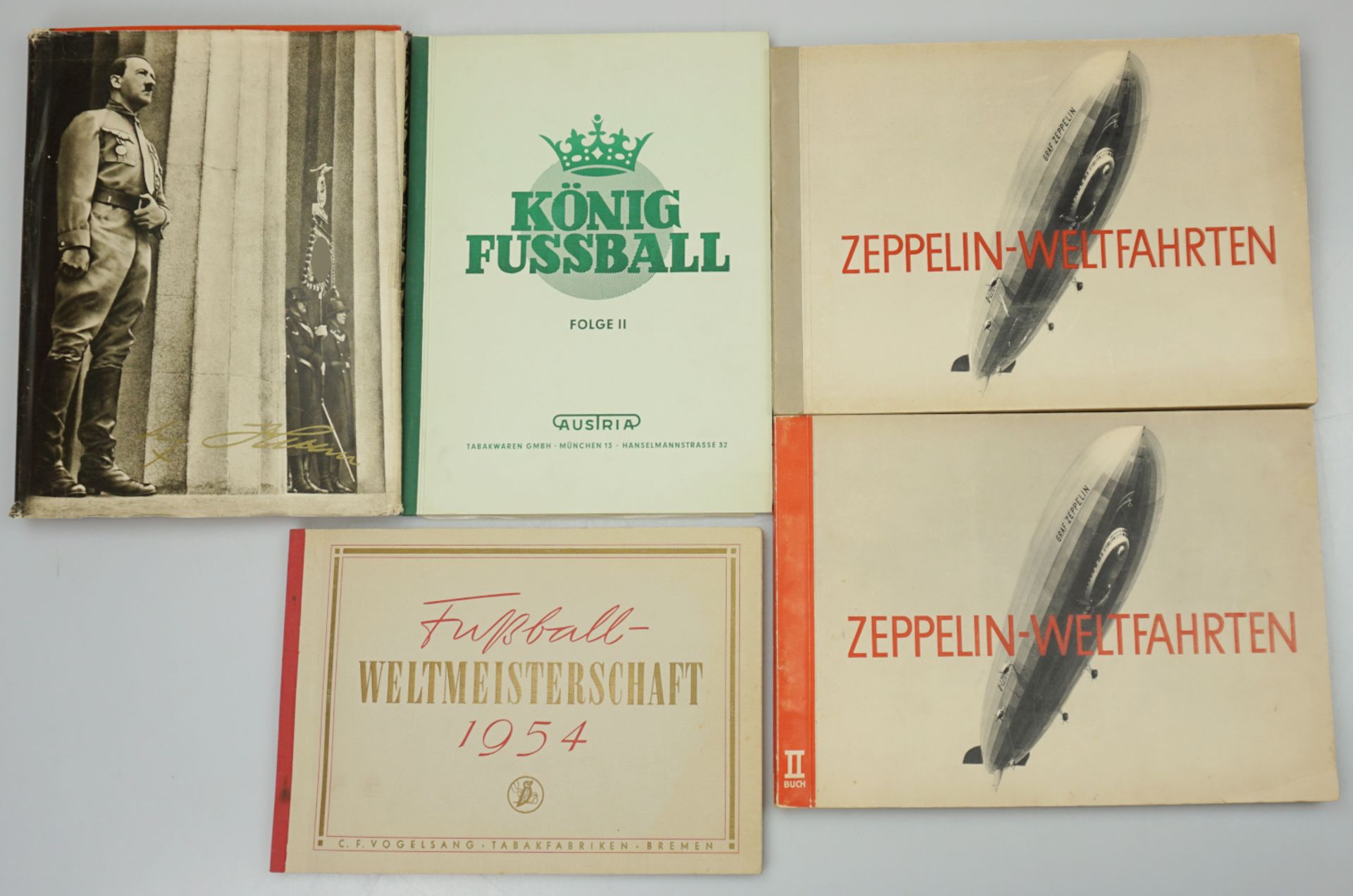 1 kleines Konv. Sammelbilderalben: "Zeppelin-Weltfahrten" in 2 Bänden - Image 2 of 2