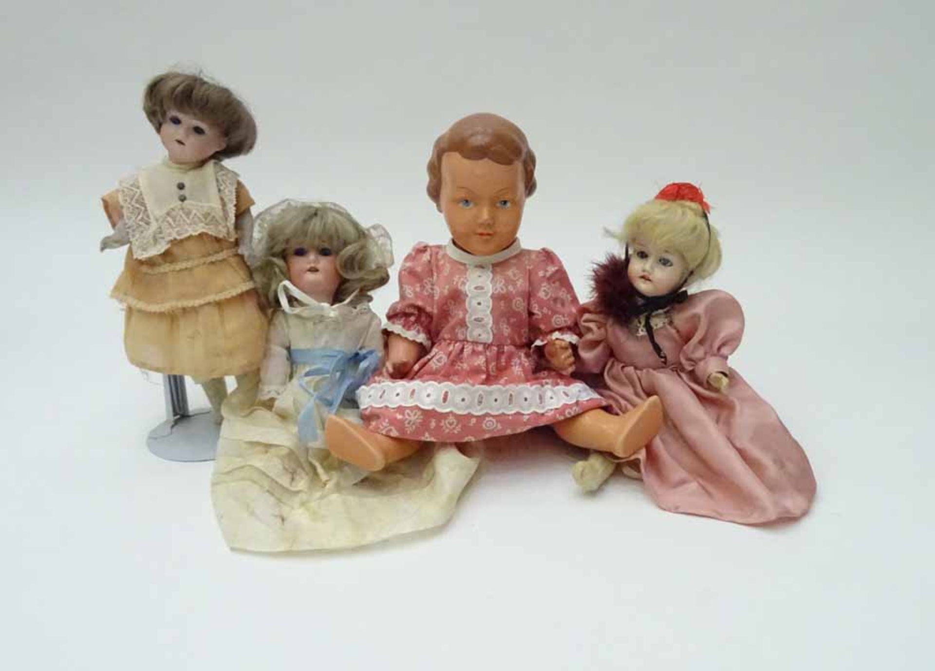 Zehn Puppen, teils mit Porzellanköpfen