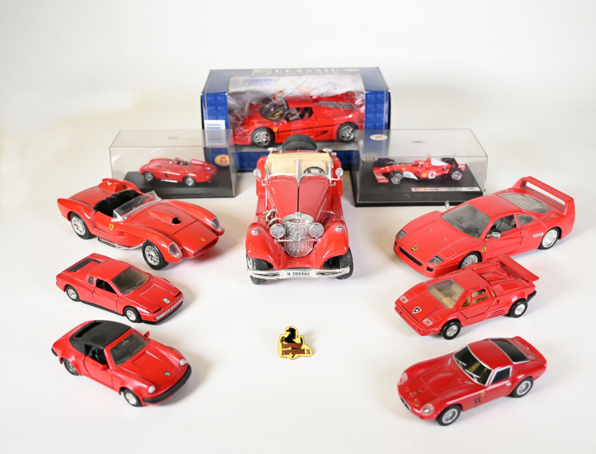 Zehn Modellautos, darunter Ferrari F50