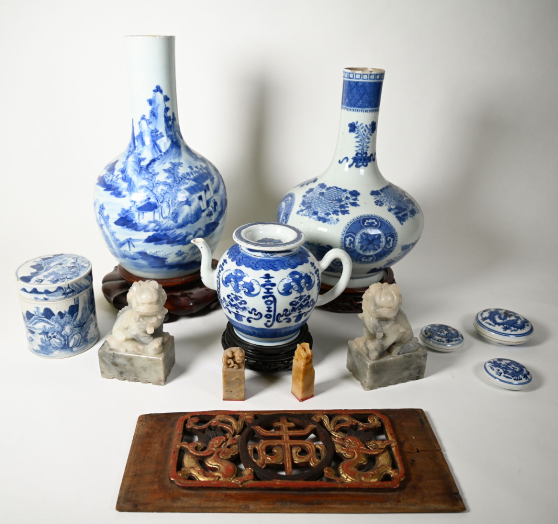 Zwei Vasen, Teekanne und Dose, China
