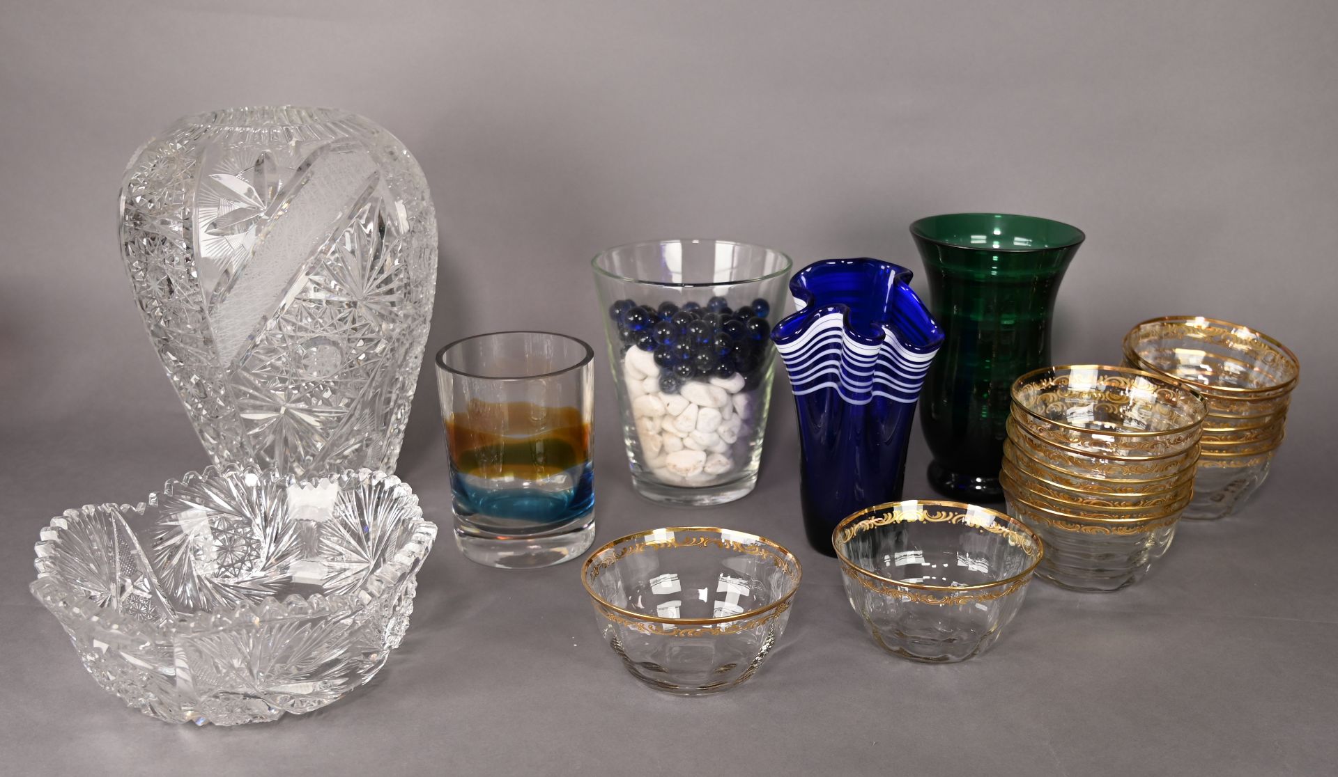 Fünf verschiedene Glas- und Kristallvasen