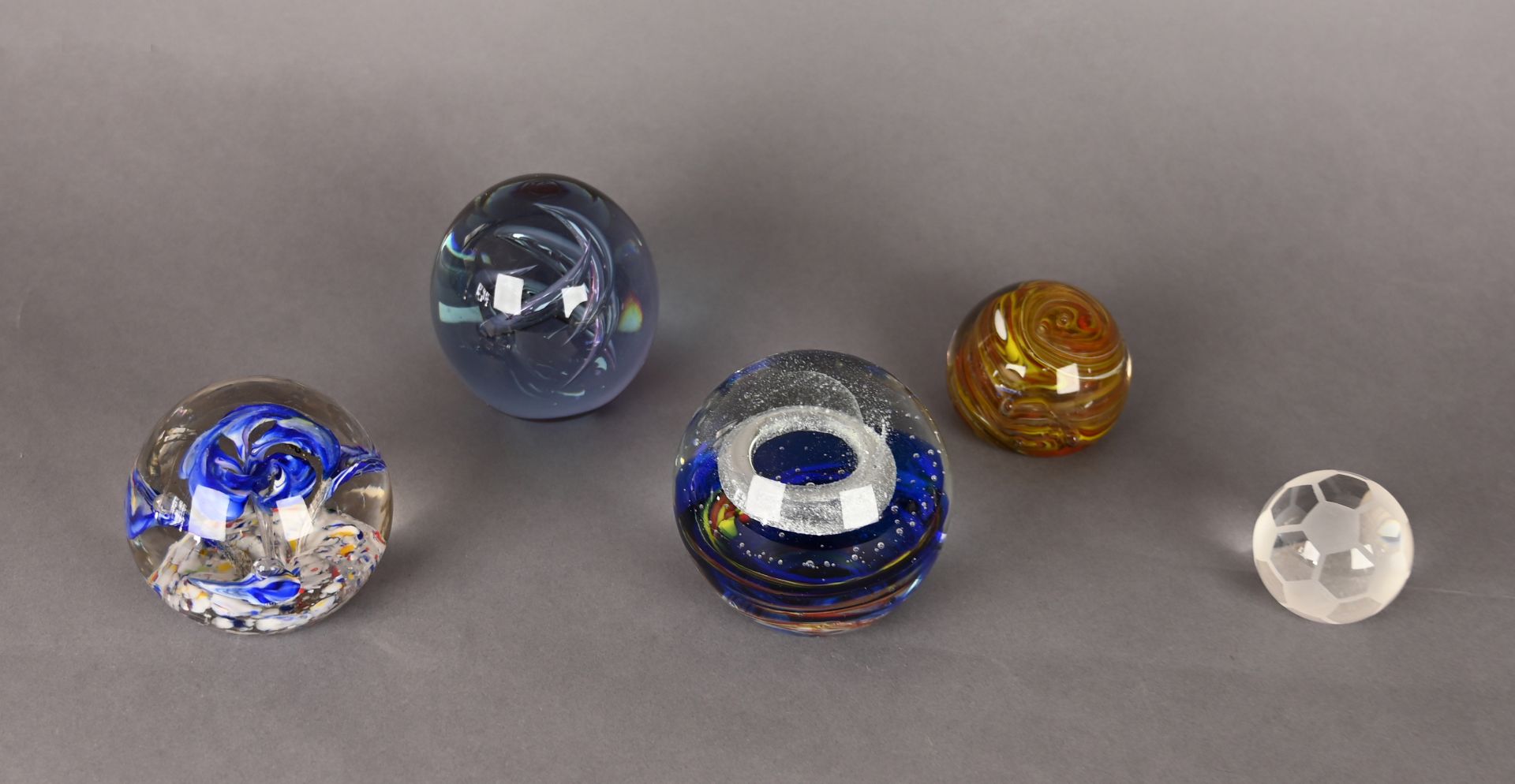 Fünf verschiedene Paperweights