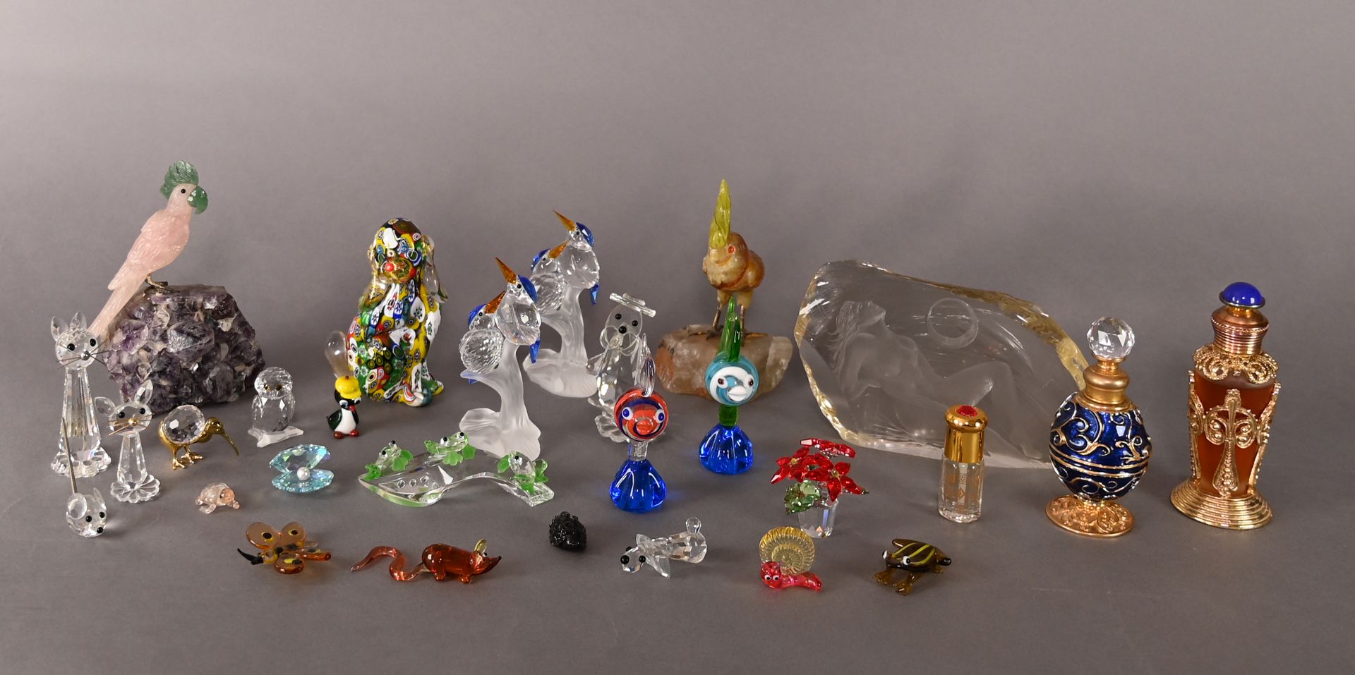 Verschiedene Glasskulpturen, darunter Swarovski