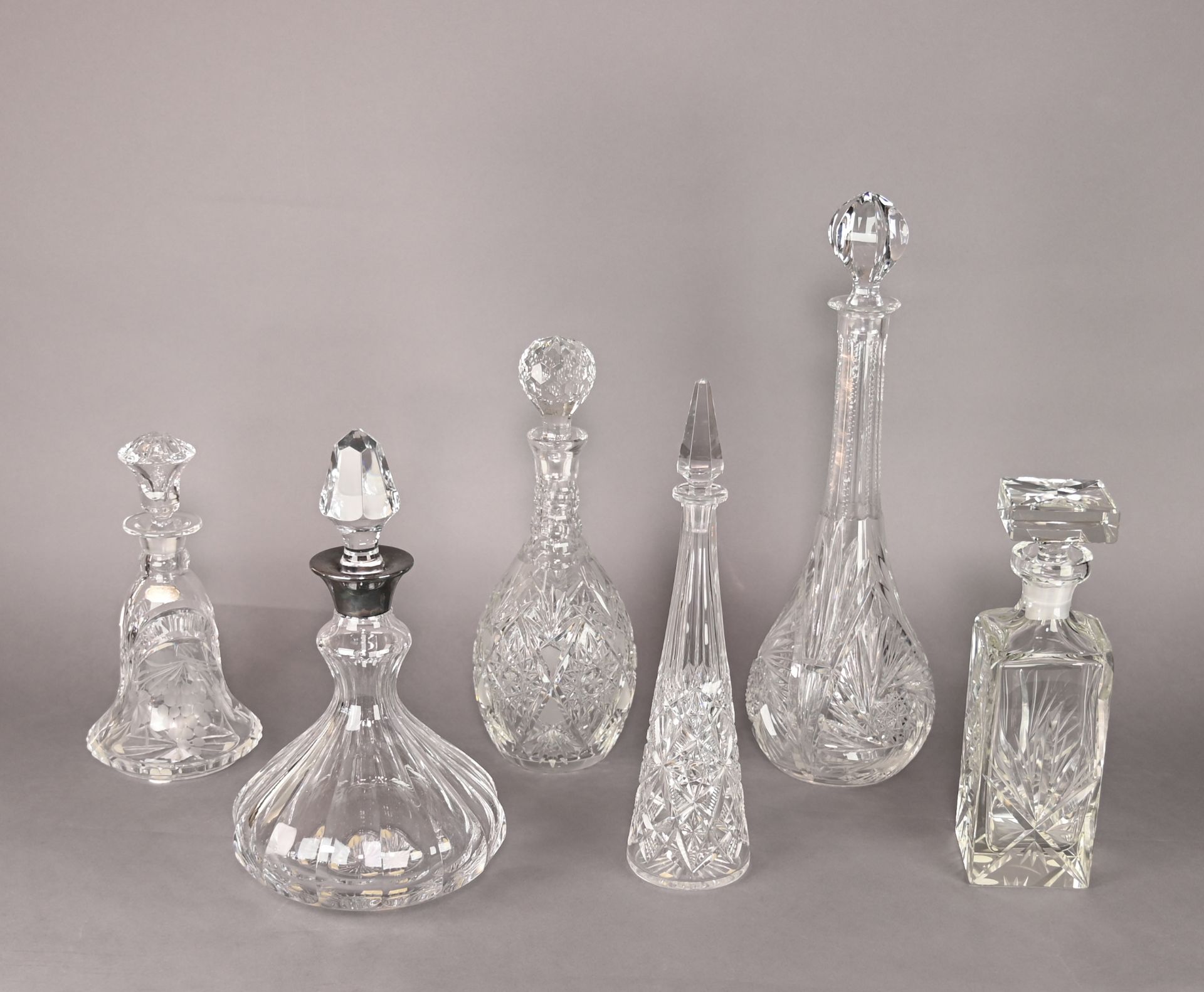 Sechs verschiedene Glas-/Kristallkaraffen