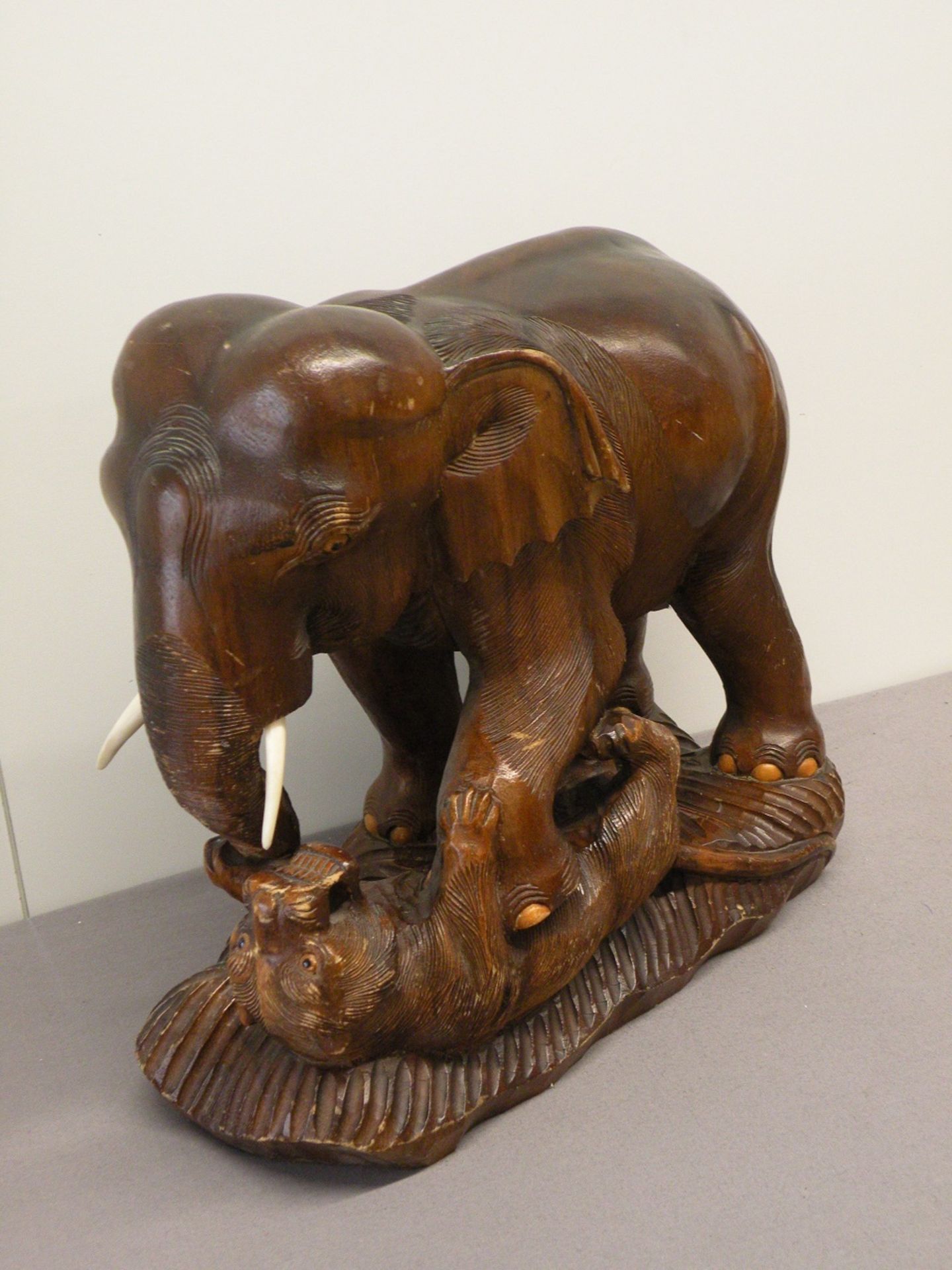 Großer geschnitzter Elefant, Holz 