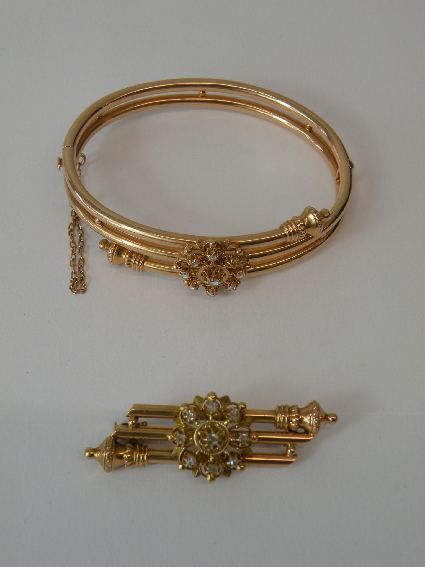 Schmuckset Armreif und Brosche, 585 Gold