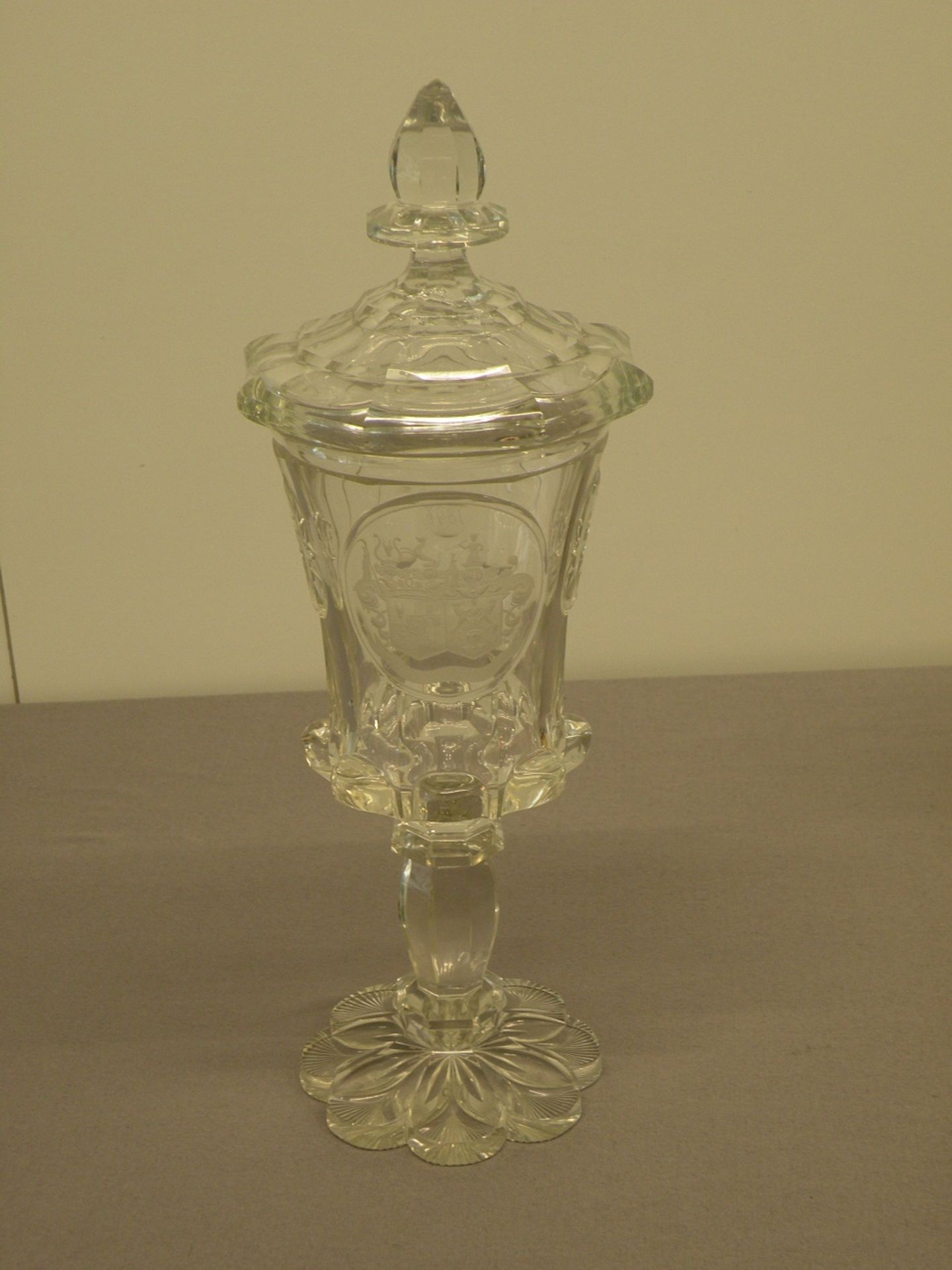 Biedermeier-Deckelpokal Glas mit geschliffenem Wappen