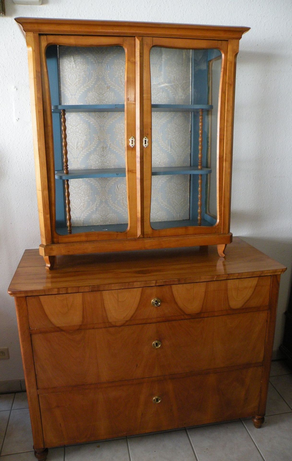 Biedermeier-Kirschbaumkommode mit Glasaufsatz