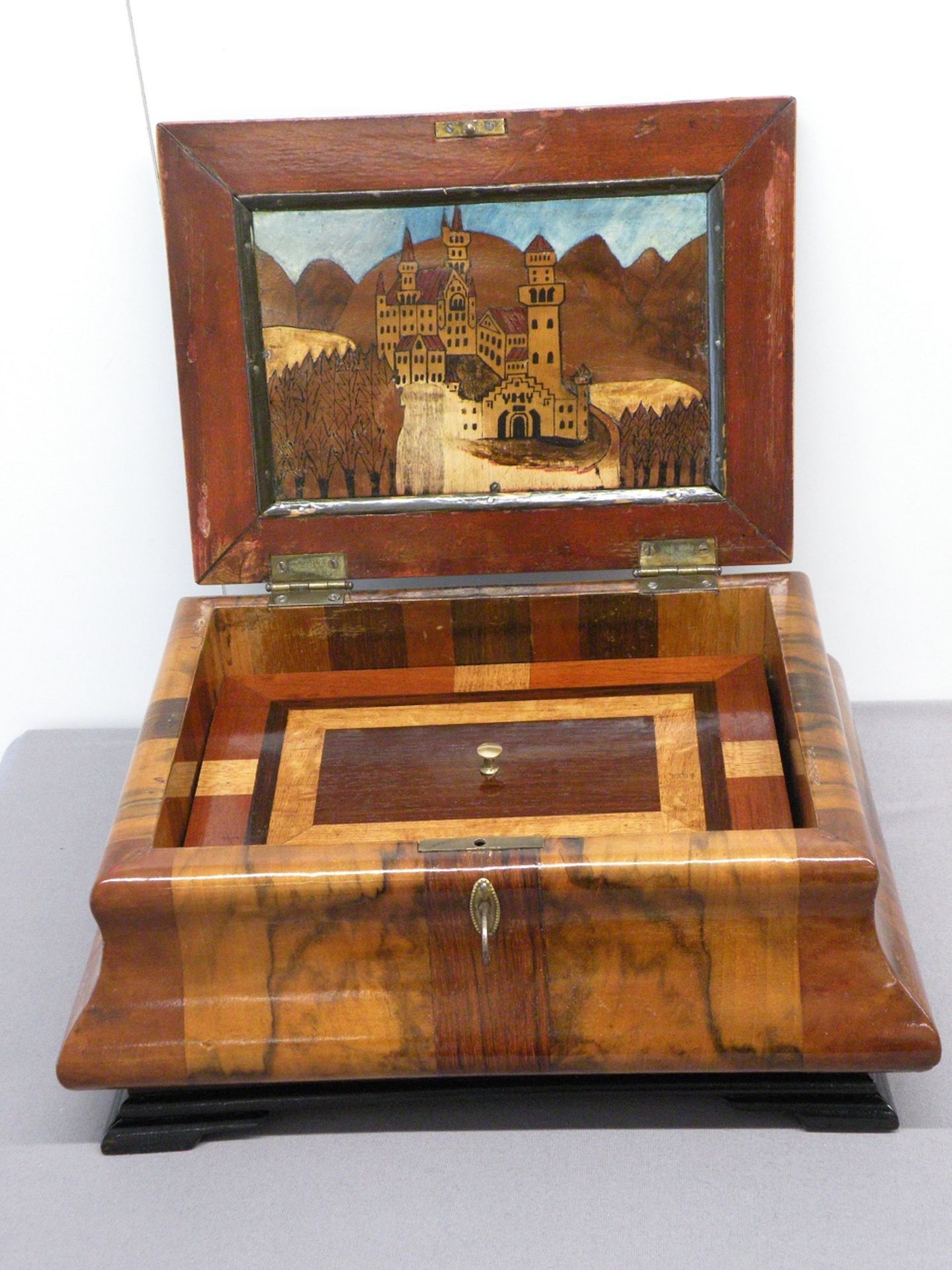 Eingelegte Holzschatulle mit Neuschwanstein