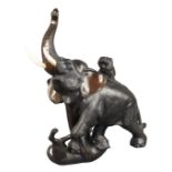 Große Bronzeskulptur, Elefant mit zwei Tigern kämpfend, einer zu seinen Füßen, der andere auf seinem