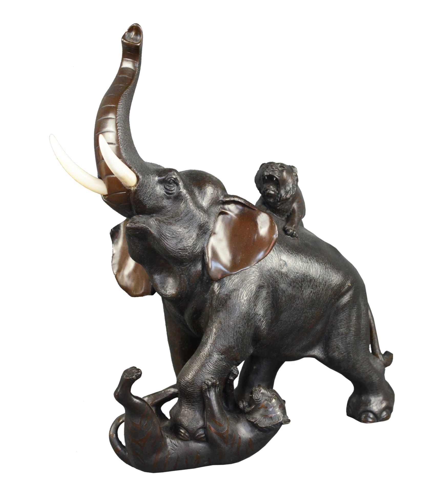 Große Bronzeskulptur, Elefant mit zwei Tigern kämpfend, einer zu seinen Füßen, der andere auf seinem