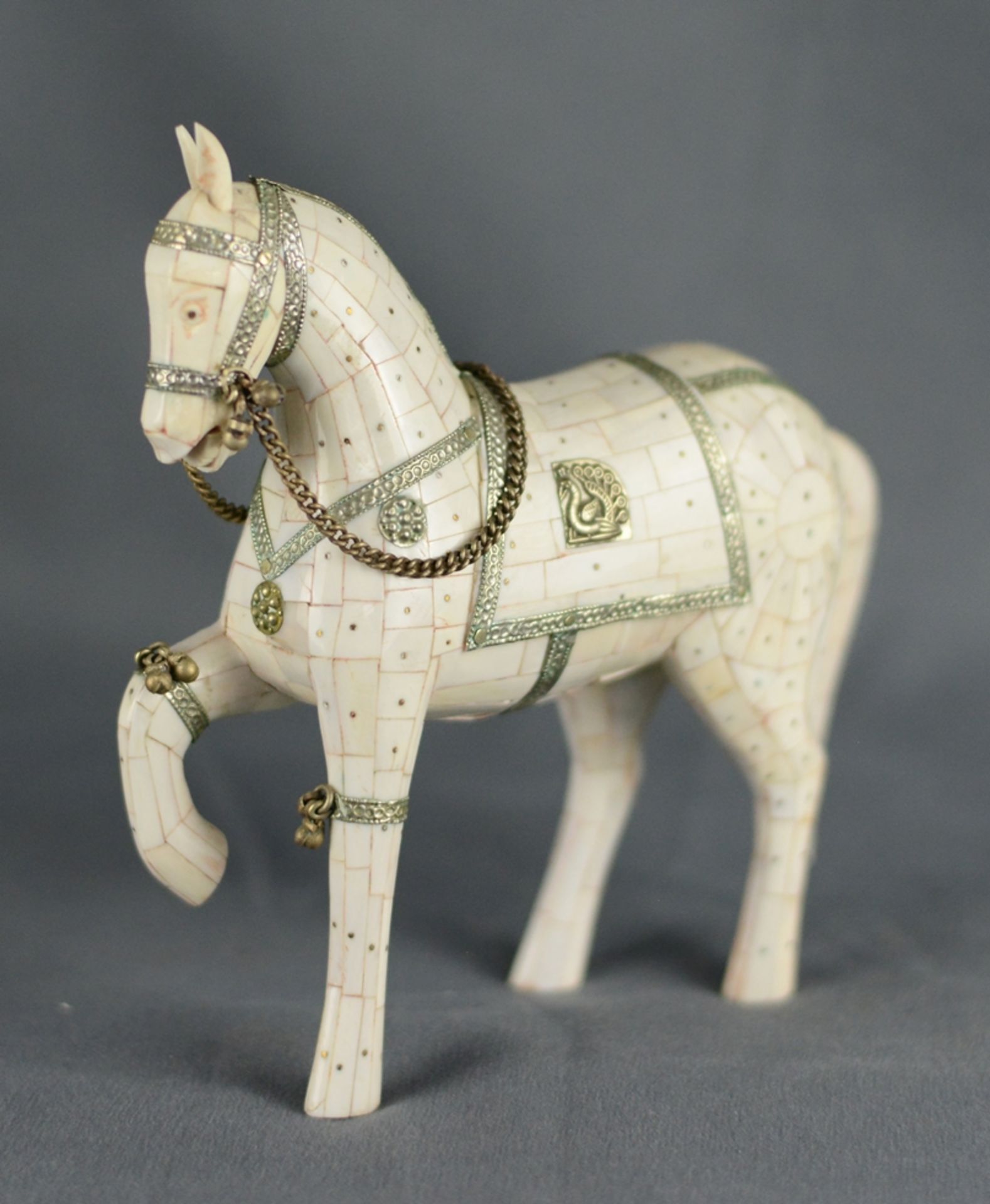Pferdefigur, mit Perlmuttplatten gearbeitet, Korpus aus Bein, dekoriert mit Beschlägen in Silber und - Image 4 of 4