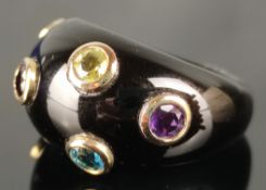 Ring, Onyx mit 6 rund eingefassten Schmucksteinen in verschiedenen Farben, Modeschmuck, Größe