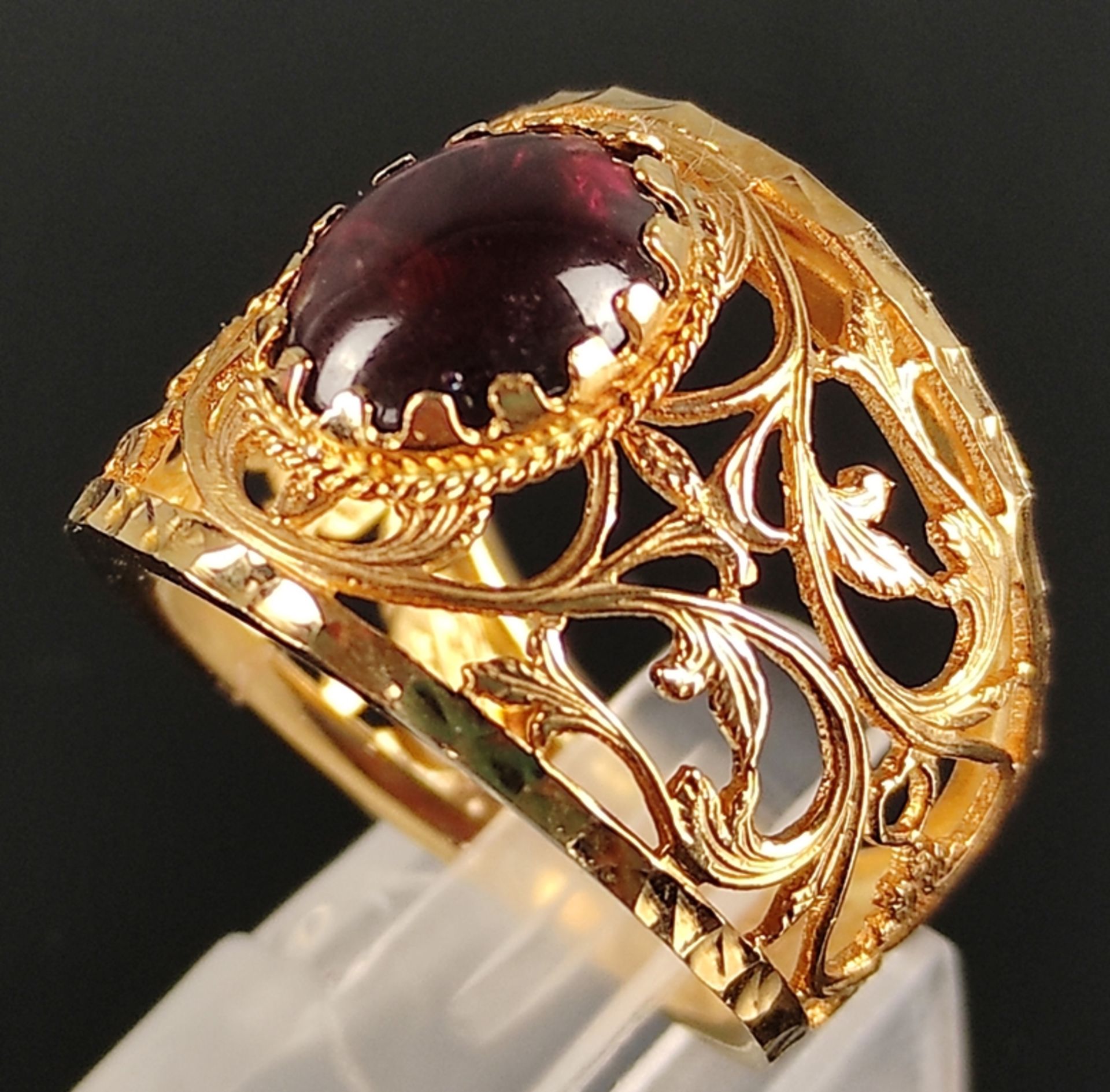 Ring, durchbrochen, violetter Cabochon Schmuckstein, Italien (AR= Arezzo), 585/14K Gelbgold, 5, - Bild 4 aus 5