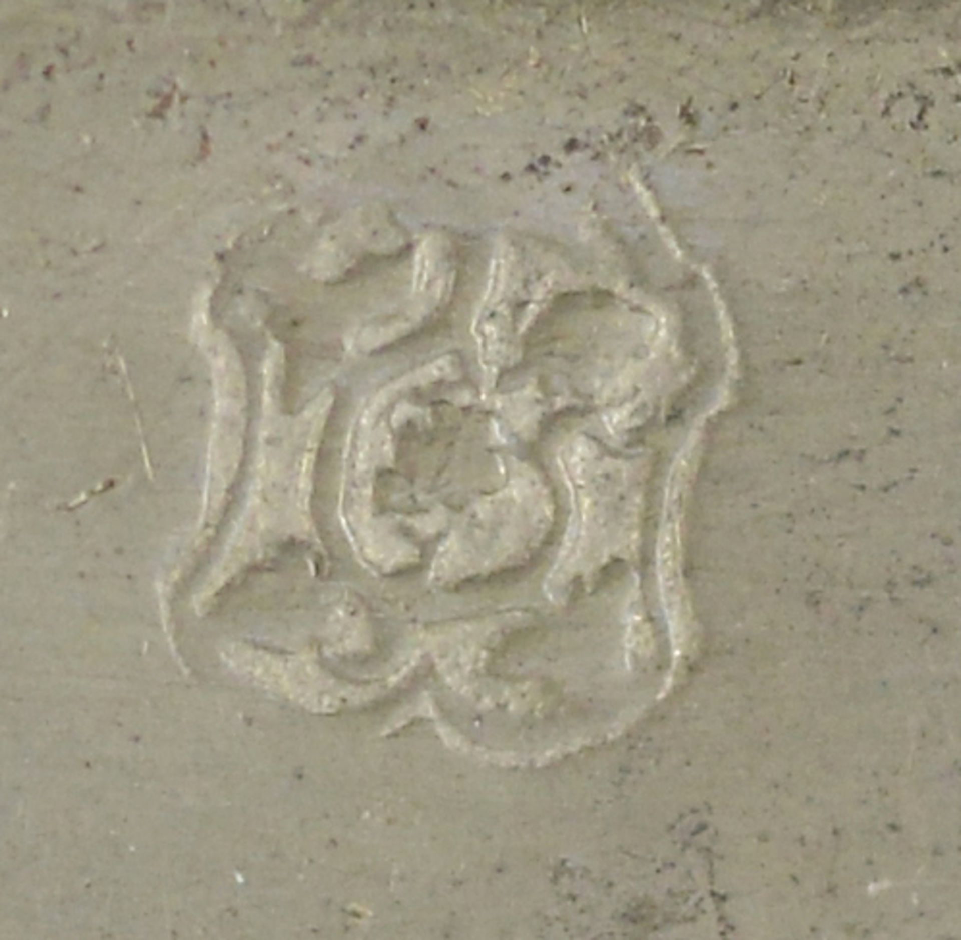 Zinnteller, antik, gepunzt mit Marke als Wappenschild und weiterer Marke auf dem Boden, Initialen " - Image 3 of 4