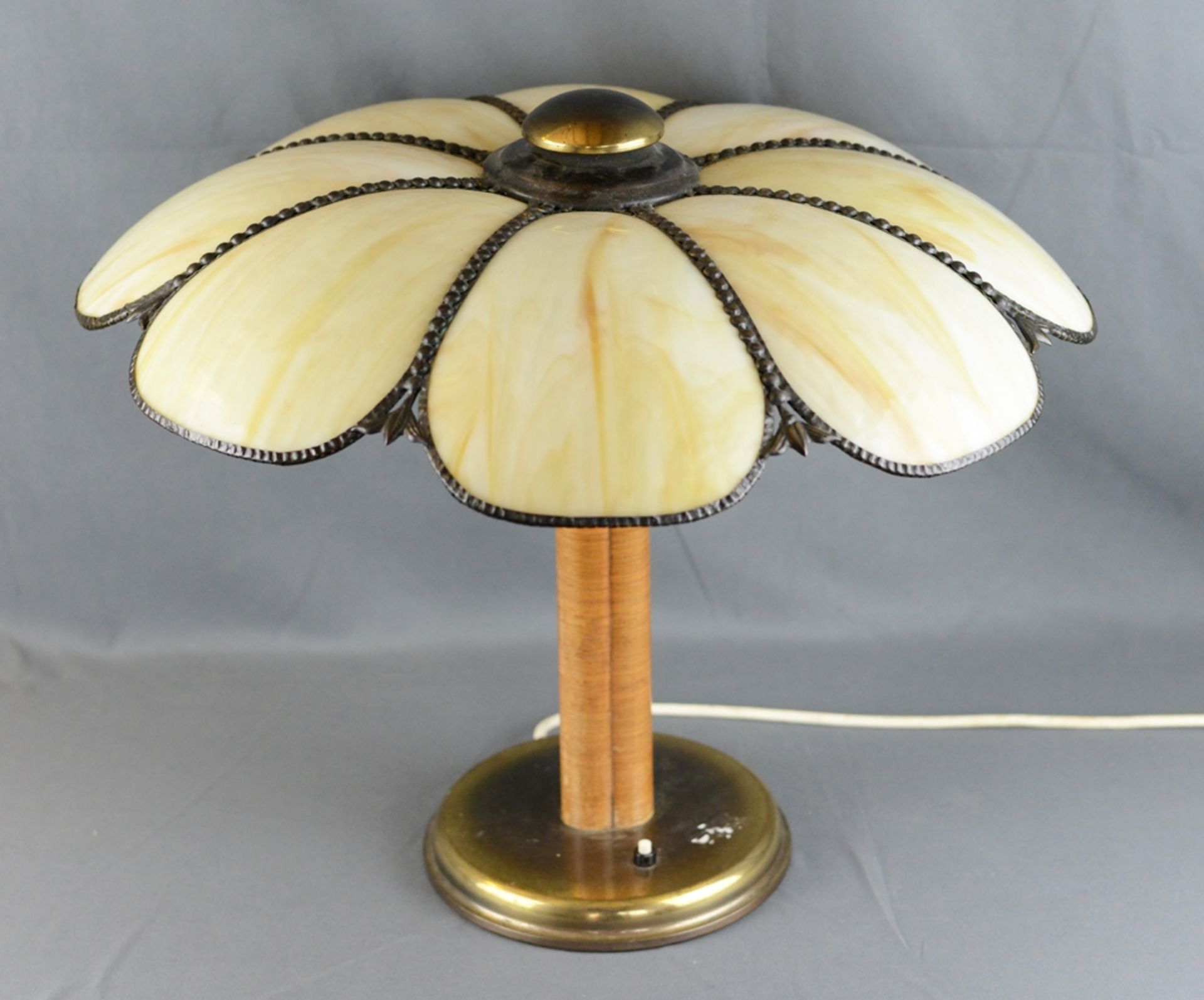 Tischlampe marmoriertes Glas mit Perlmutteffekt als Blütenblätter geformt, eingefasst in - Image 2 of 4