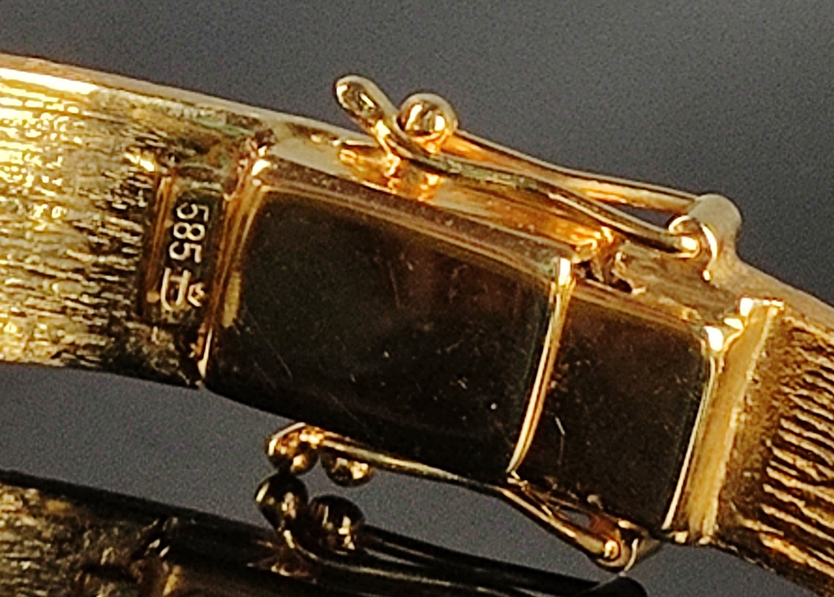 Armreif mit zwei Schmucksteinen und zwei kleinen Diamanten, 585/14K Gelbgold, 21,69g, 5,7cm ( - Image 3 of 3