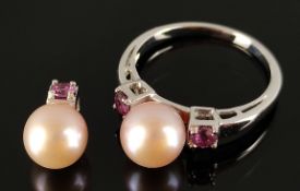 Schmuck-Set, bestehend aus einem Ring, mit rosa Perle und je einem kleinen Rubin und einem passenden