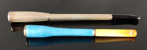 Zwei Zigarettenverlängerungen, eine Silber 900 (Länge 11,7cm) und eine mit hellblauer Emaille (Länge