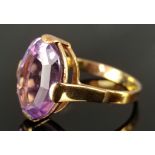 Ring mit großem ovalem facettiertem leicht violettem Schmuckstein (ca. 15x12x9mm), in vier breiten