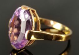 Ring mit großem ovalem facettiertem leicht violettem Schmuckstein (ca. 15x12x9mm), in vier breiten