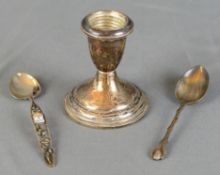 Silber-Lot (3) bestehend aus kleinem Leuchter (gewichtet, Höhe 6,5cm) Sterlingsilber und zwei