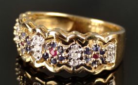 Ring mit Schmucksteinen als Blumenband gearbeitet, mit Saphiren, kleinen Rubinen und Brillanten,
