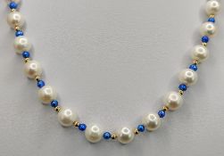 Perlenkette, Perlen um Durchmesser 8mm, dazwischen kleine Kugeln in Blau und in Gold 333/8K