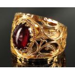 Ring, durchbrochen, violetter Cabochon Schmuckstein, Italien (AR= Arezzo), 585/14K Gelbgold, 5,