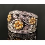 Ring, breite Schauseite mit floralem Dekor und Blüten, dekoriert mit kleinen Brillanten 585/14K