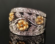 Ring, breite Schauseite mit floralem Dekor und Blüten, dekoriert mit kleinen Brillanten 585/14K