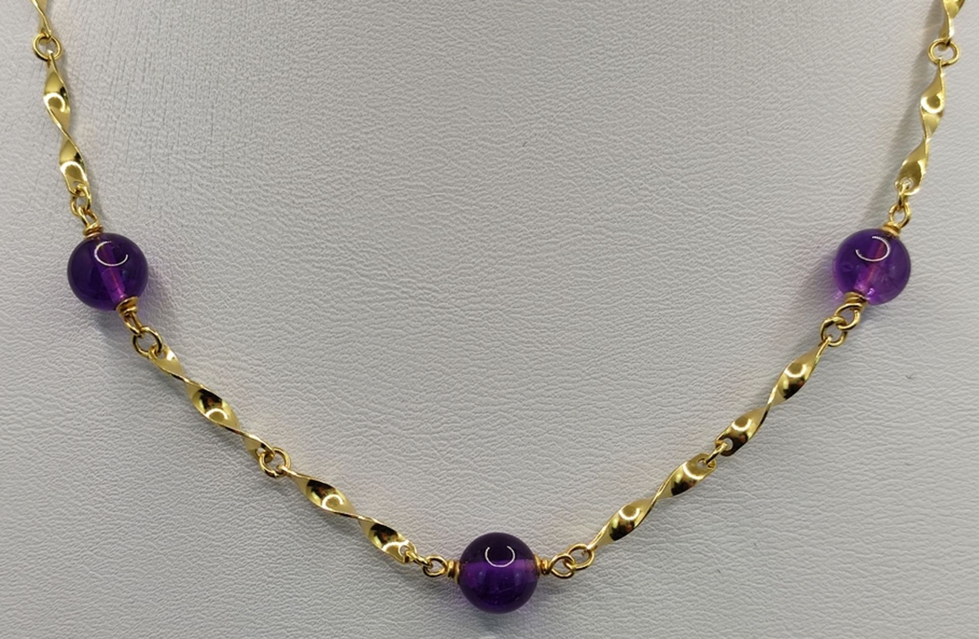 Kette mit Kugeln aus violetten Schmucksteinen, 585/14K Gelbgold, Gesamtgewicht 15,4g, Länge