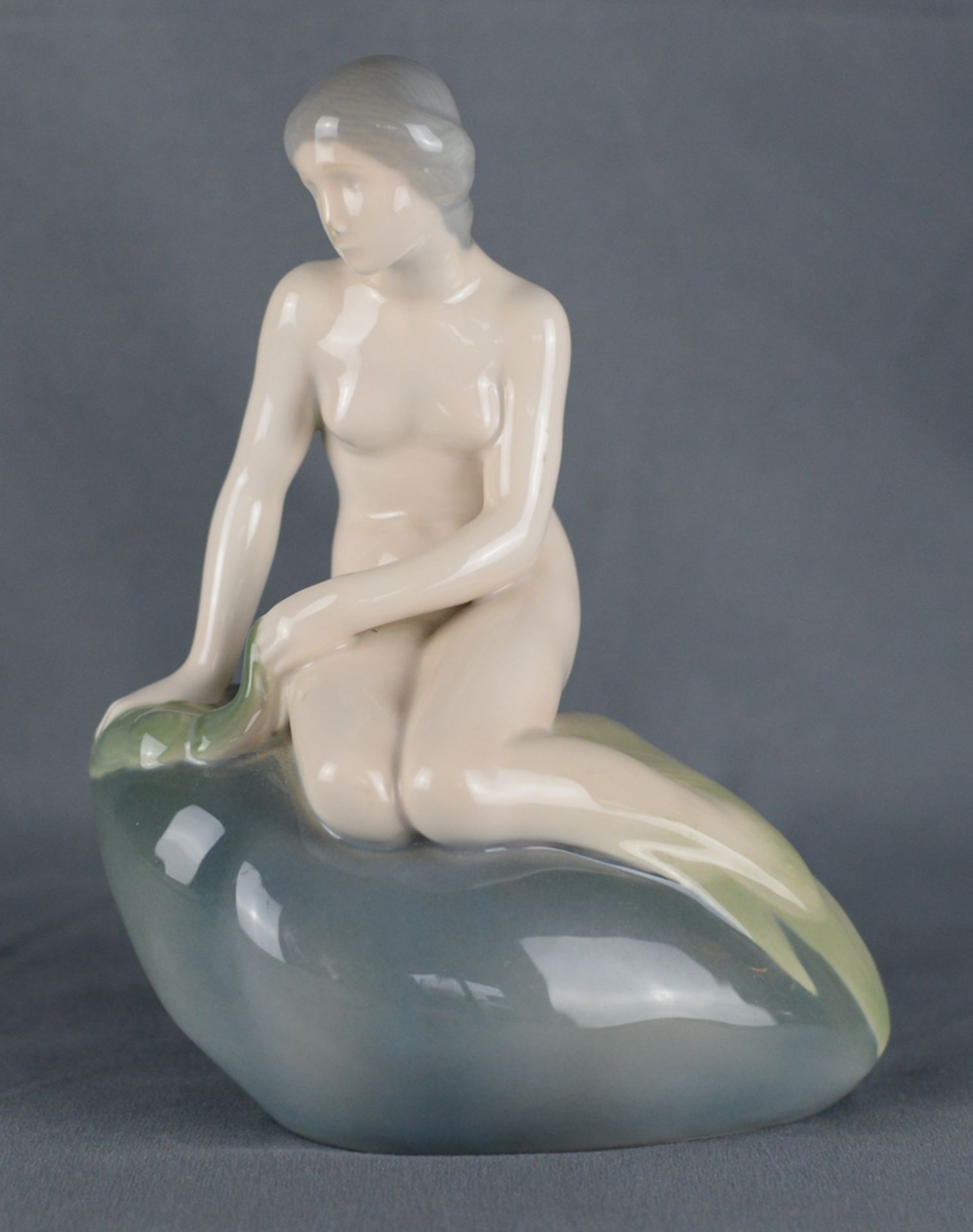 Kleine Meerjungfrau, polychrom gestaltet, auf Stein sitzend, Modelnummer 4431, Royal Copenhagen, H - Bild 2 aus 4