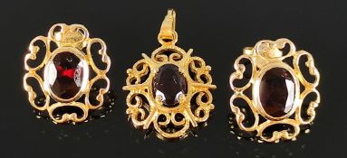 Schmuck-Set, bestehend aus einem Paar Ohrringen und einem Anhänger, Granat und 585/14K Gelbgold,