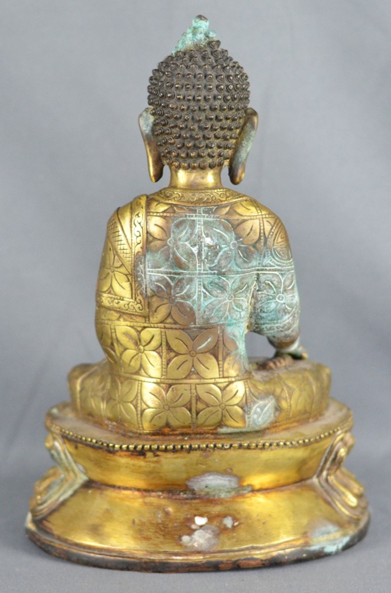 Akshobaya-Buddha in Bhumisparsha mudra, auf verziertem Sockel, Messing (gewichtig), Asien 20. - Image 2 of 2