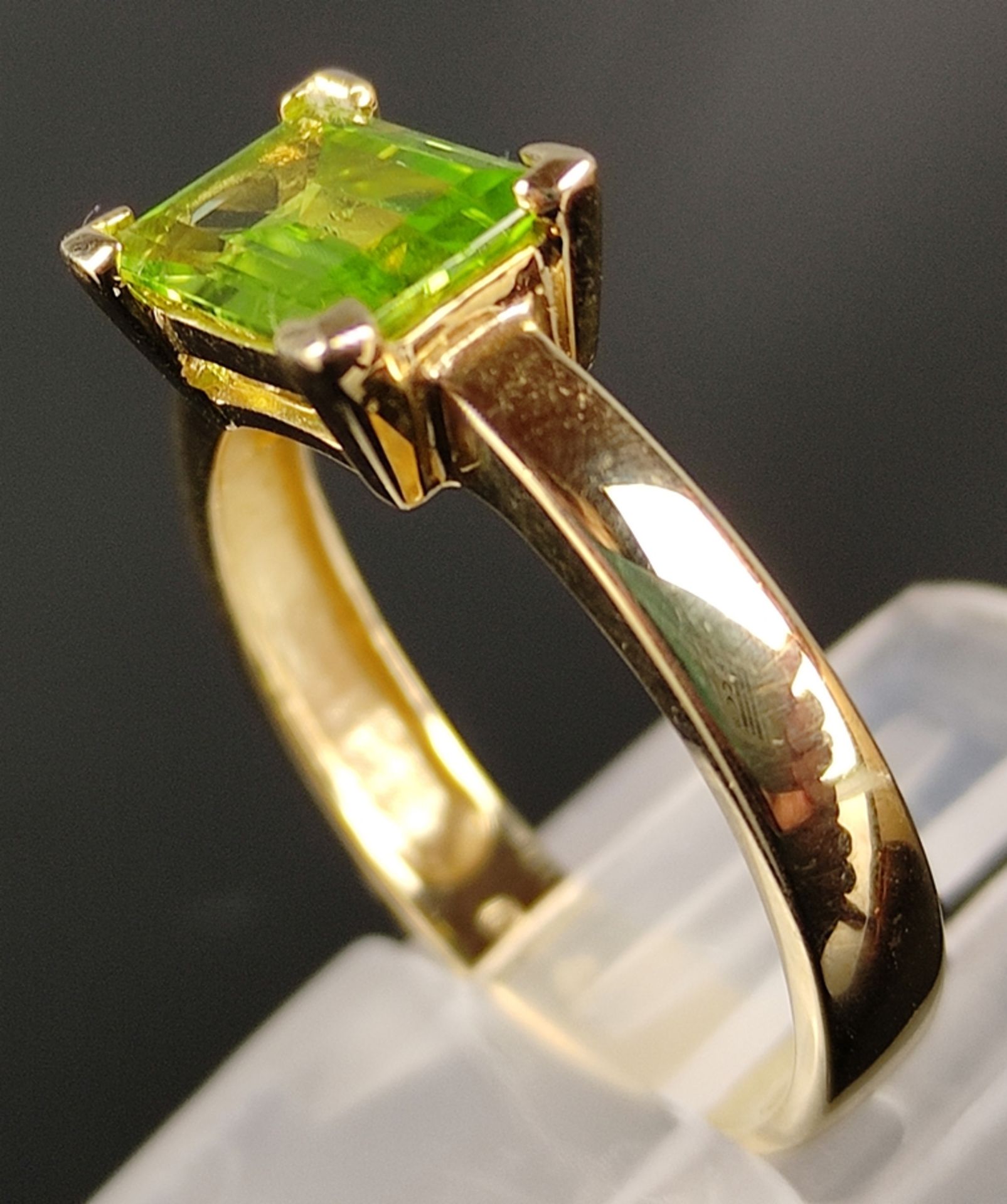 Bandring mit Peridot im Treppen-Schliff, 585/14K Gelbgold, 3g, Größe 55Band ring with staircase - Image 3 of 5