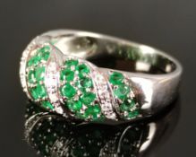 Ring, breite Schauseite dekoriert mit grünen Schmucksteinen und kleinen Brillanten, 585/14K