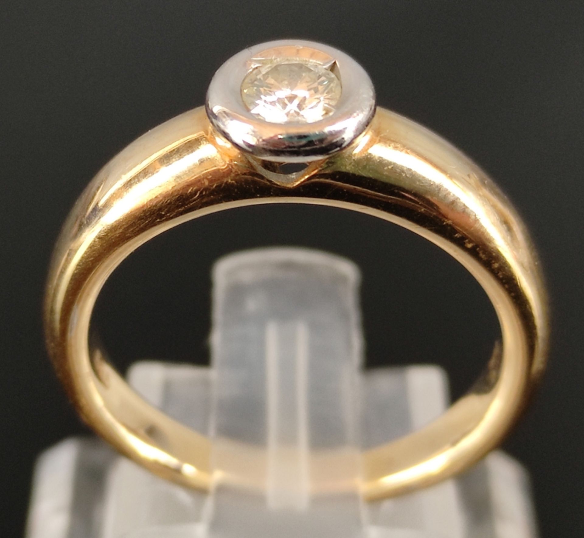 Moderner Brillant-Ring, rund eingefasster Brillant um 0,24ct, 585/14K Weißgold/Gelbgold, 5,7g, Größe - Image 4 of 4