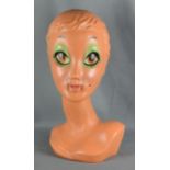 Twiggy-Kopf, gebräunt, mit grünem Lidschatten, als Perückenständer, oder Kopfhörerständer, wohl 70er