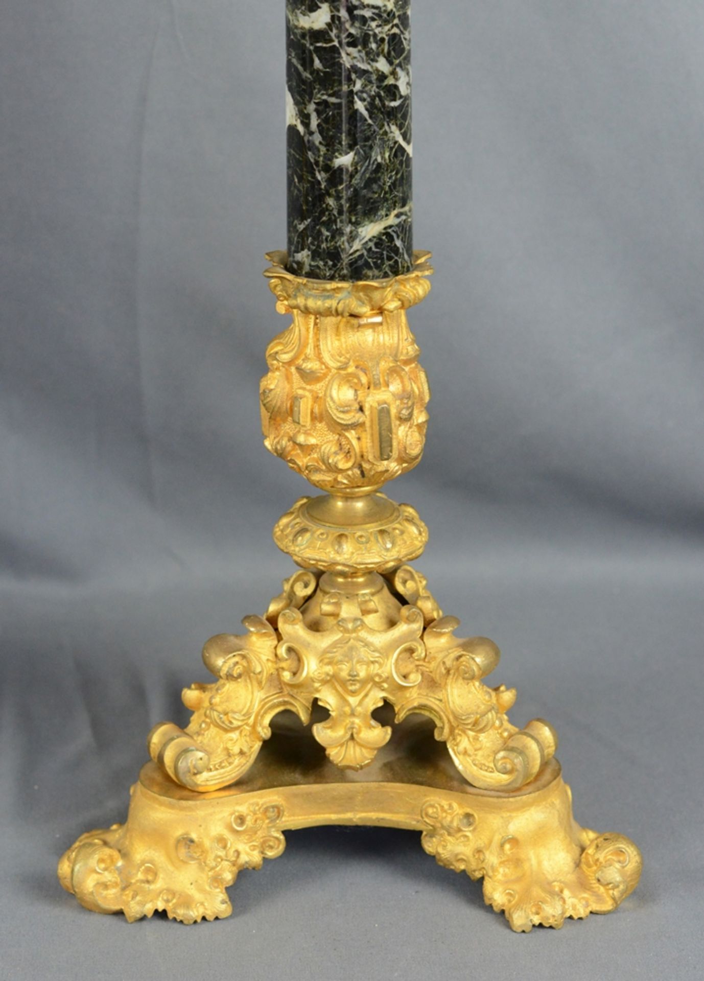 Paar große 6-flammige Leuchter/Girandolen, Napoleon III., feuervergoldete Bronze, Stand mit drei - Image 2 of 3