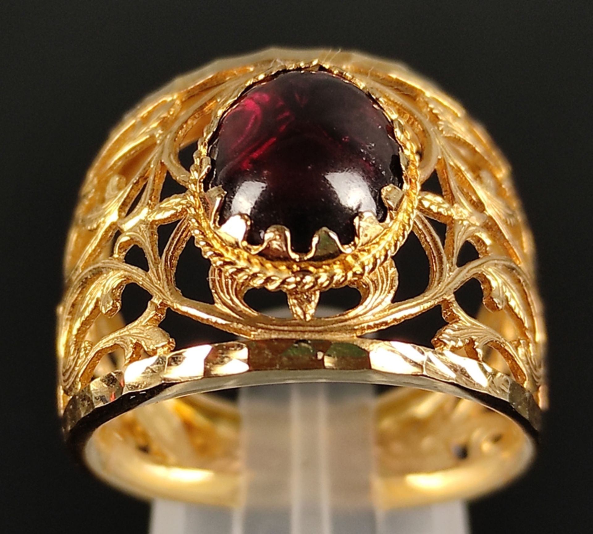 Ring, durchbrochen, violetter Cabochon Schmuckstein, Italien (AR= Arezzo), 585/14K Gelbgold, 5, - Bild 3 aus 5