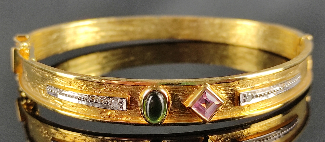 Armreif mit zwei Schmucksteinen und zwei kleinen Diamanten, 585/14K Gelbgold, 21,69g, 5,7cm (