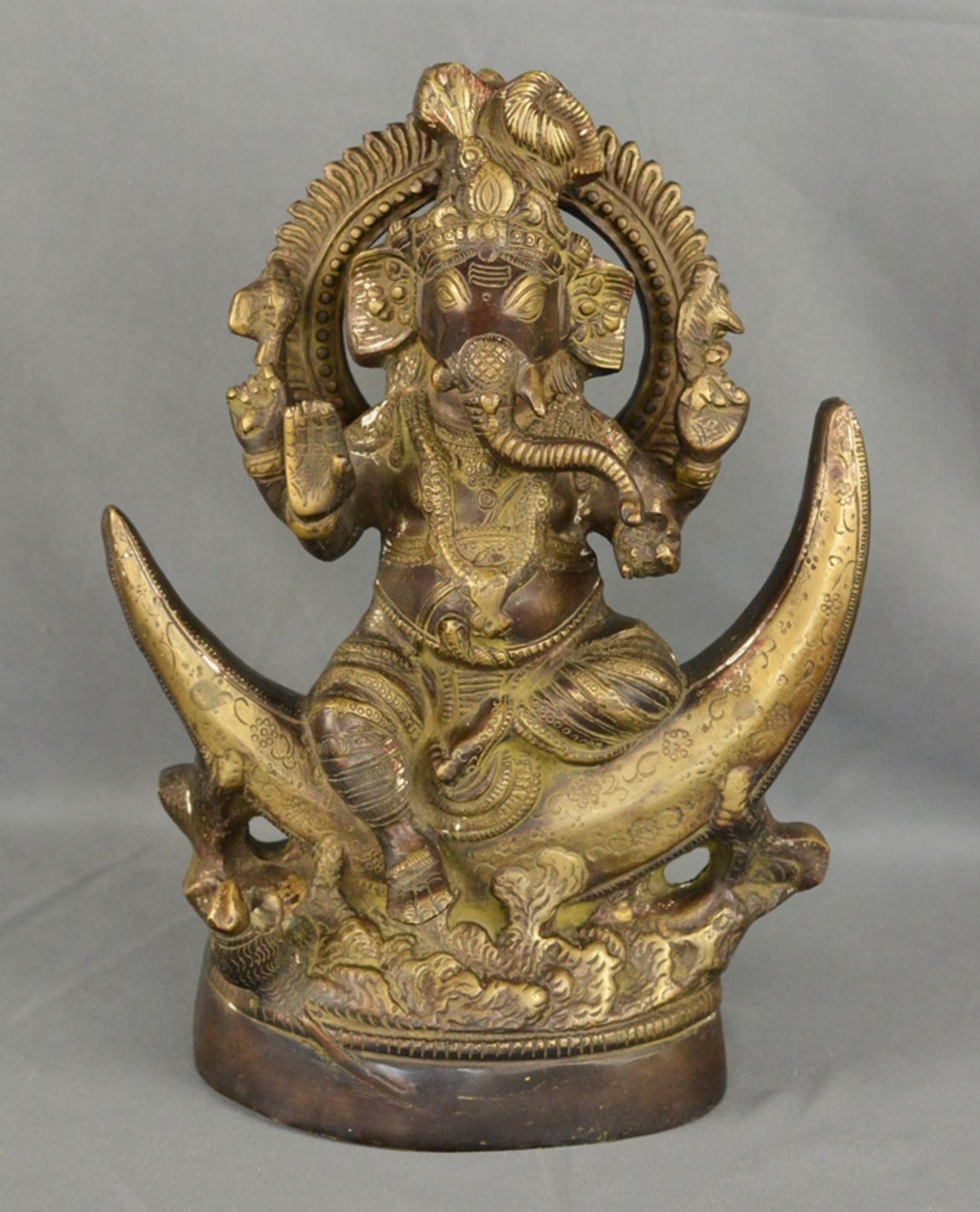 Ganesha auf halbem Mond sitzend, mit einem abgebrochenen Stoßzahn, und eine Schlange um den Bauch,